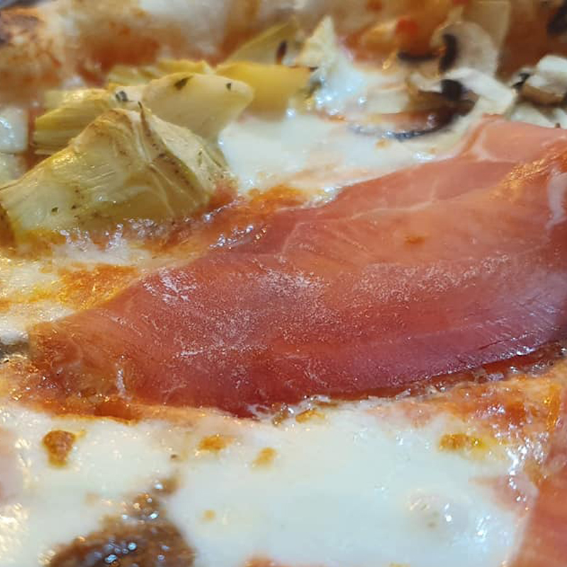 pizza rossa prosciutto crudo e carciofi pizzeria gourmet teramo